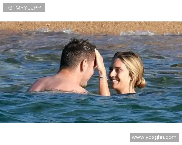 足球明星夫妻甜蜜接吻瞬间曝光引发粉丝热议与羡慕